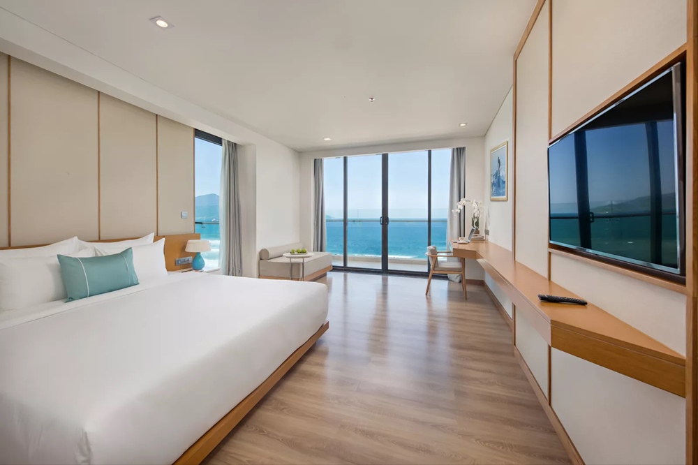 TMS Hotel Da Nang Beach: A 5-star hotel located right next to My Khe beach, TMS Hotel has an infinity pool on the 25th floor, allowing guests to relax while admiring the city. The hotel has a system of modern, diverse rooms with private balconies, rich culinary services with many luxurious restaurants and bars. In addition, the spa, gym and health care facilities also help guests relax to the fullest during their vacation. Photo: