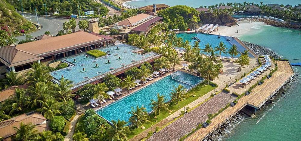Amiana Resort Nha Trang: Located in the beautiful Nha Trang Bay, this luxury resort is 8km from the city center. Amiana has its own private beach with fine white sand and crystal clear water, a 2,500m2 saltwater lake and a 700m2 freshwater infinity pool. The rooms and villas here are exquisitely designed, using natural materials such as wood, stone and bamboo, bearing the mark of Vietnamese culture. Amiana also offers spa services, mud baths, restaurants, gyms, and water sports activities such as windsurfing and kite flying, suitable for both families and groups of friends.