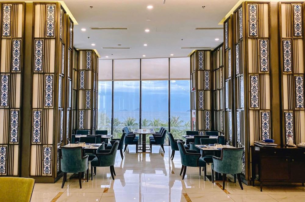 Vinpearl Beachfront Nha Trang: The hotel is located on Tran Phu Street, the center of Nha Trang coastal city. It stands out with its modern, luxurious design and beautiful sea view. Vinpearl Beachfront Nha Trang offers a variety of amenities such as an outdoor infinity pool, Vincharm spa, gym, international restaurant, bar and children's play area. The hotel also has a Vincom shopping mall on site, convenient for shopping and entertainment for visitors. Photo: