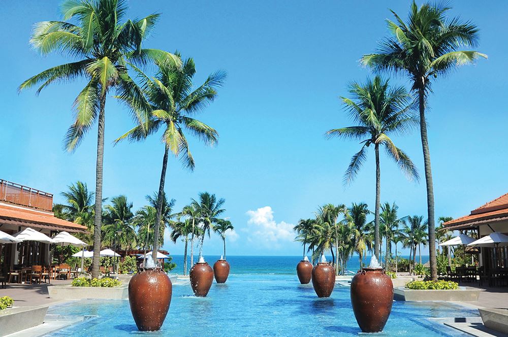 Furama Resort Danang: Overlooking Danang Beach, this luxury resort is a gateway to three world heritage sites: Hoi An (20 minutes), My Son (90 minutes) and Hue (120 minutes). The resort has 196 rooms designed in traditional Vietnamese and French style, overlooking the sea and tropical gardens. In addition, Furama offers spa treatments, steam baths, saunas, poolside massages, water sports and Tai Chi classes on the beach.