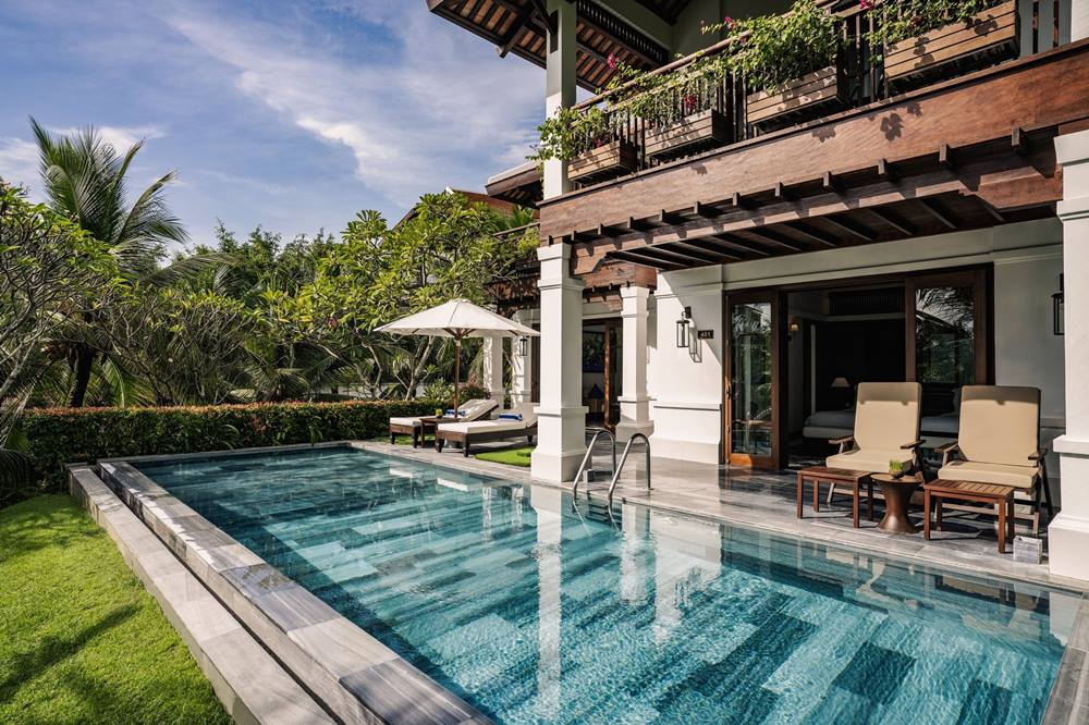 The Anam Cam Ranh: This is a 5-star resort with a classic Indochinese style, located in Bai Dai, Cam Lam, about 15 minutes drive from Cam Ranh airport. With architecture inspired by the French colonial period, this resort stands out with traditional tiled roofs, lanterns and delicate decorative details, creating a luxurious and cozy space. Rooms here cost from 3.5 - 11.5 million VND/night. Photo: