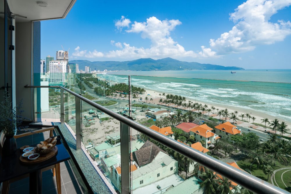 Sala Danang Beach Hotel: A 4-star hotel located opposite My Khe Beach, Sala Danang Beach Hotel stands out with its modern design mixed with sophisticated Asian features. The hotel has an infinity pool with views of the sea and Son Tra Peninsula, along with the Pool & Palms bar serving cocktails and snacks. In addition, the hotel also offers many amenities such as Zen Spa, gym, restaurant serving diverse cuisine and children's play area. Rooms here cost from 800,000 - 1.5 million VND/night.