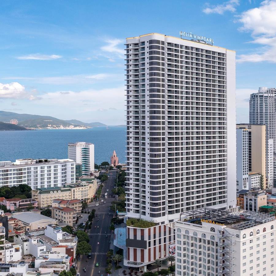 Meliá Vinpearl Nha Trang Empire: Located on Le Thanh Ton Street, the hotel is only about 300m from the beach, convenient for traveling to famous attractions such as Dam Market, Ponagar Tower, Long Son Pagoda. The highlight of the hotel is the infinity pool on the 6th floor, offering panoramic views of the city. There are also restaurants serving Asian - European cuisine, 5-star YHI Spa and a children's play area. Photo: