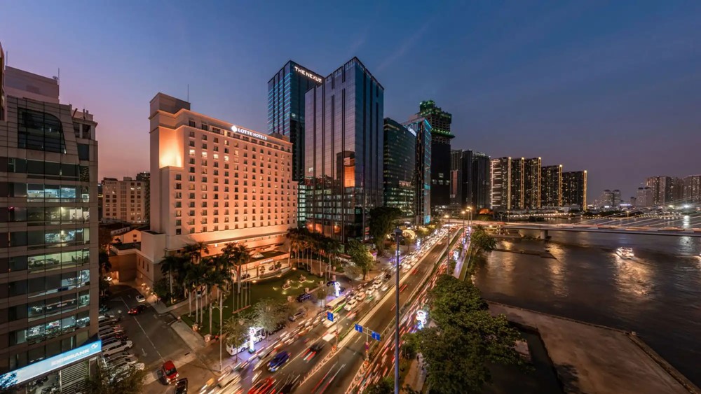 Lotte Hotel Saigon: Located right on the banks of the Saigon River, the hotel features spacious rooms, many with river or city views, and fully equipped with modern amenities. Diverse amenities include an outdoor swimming pool, fitness center, spa, and 4 restaurants serving international and Asian cuisine. The hotel's convenient location allows guests to easily travel to famous attractions such as the City Theater, Ben Thanh Market, and Nguyen Hue Walking Street. Photo: