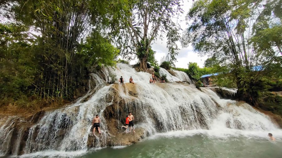Cascada de la luna - "Franja de seda blanca" en el corazon de Muong Bi en el noroeste.