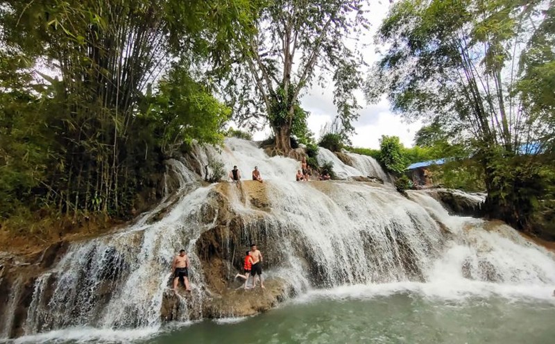 Trang Waterfall - "white silk strip" in the heart of Muong Bi in the Northwest region.