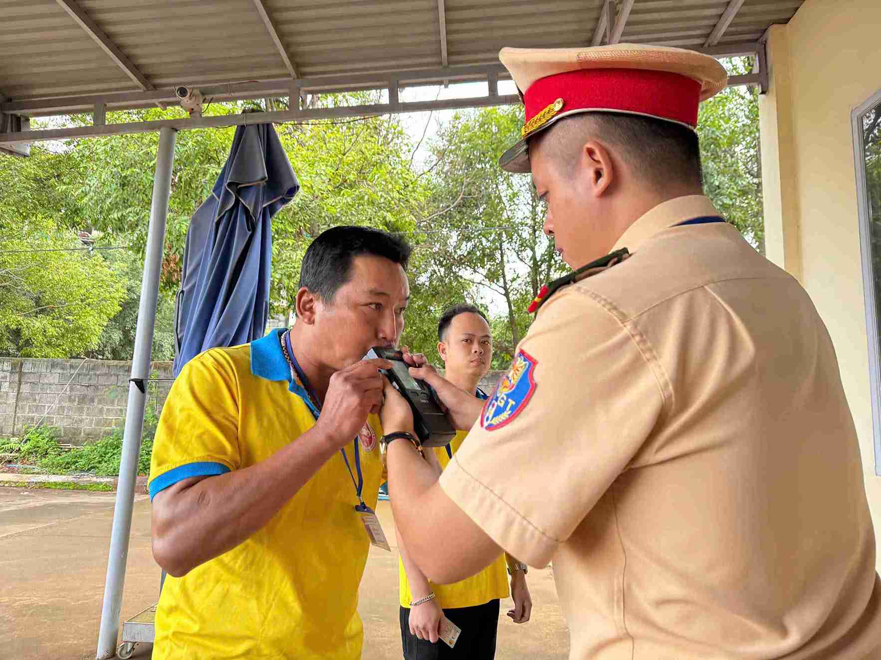 The traffic police force checks alcohol concentration before the driving license exam. Photo: Provided by the police