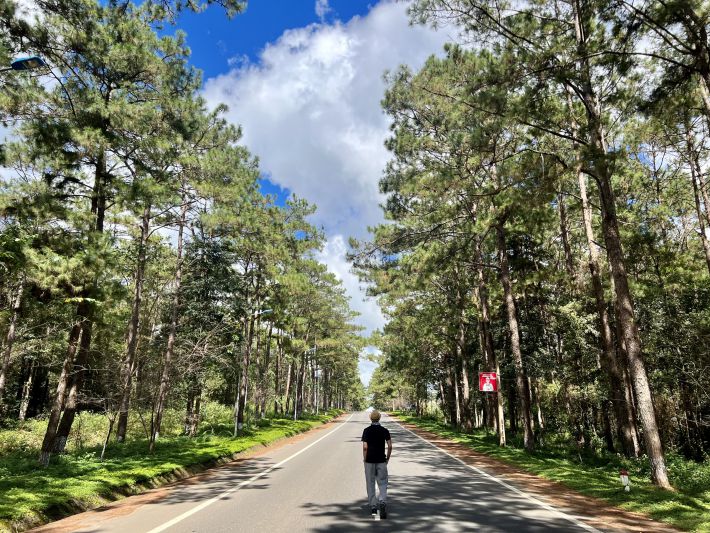 The cheering streets of Mang Den. Photo: Hai An