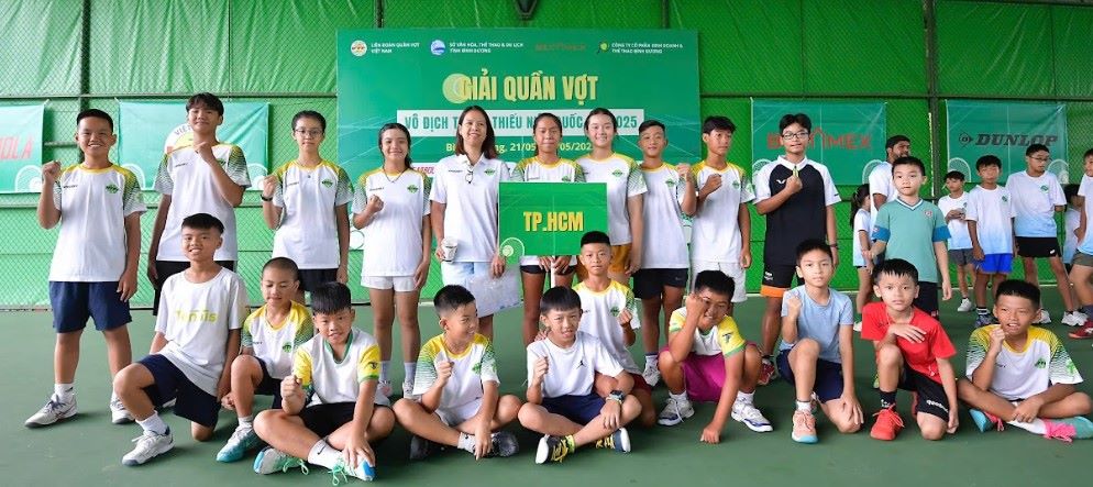El Torneo Nacional de Tenis Juvenil 2024 reunio a mas de 400 atletas jovenes talentosos en todo el pais para competir en Binh Duong. Foto: VTF