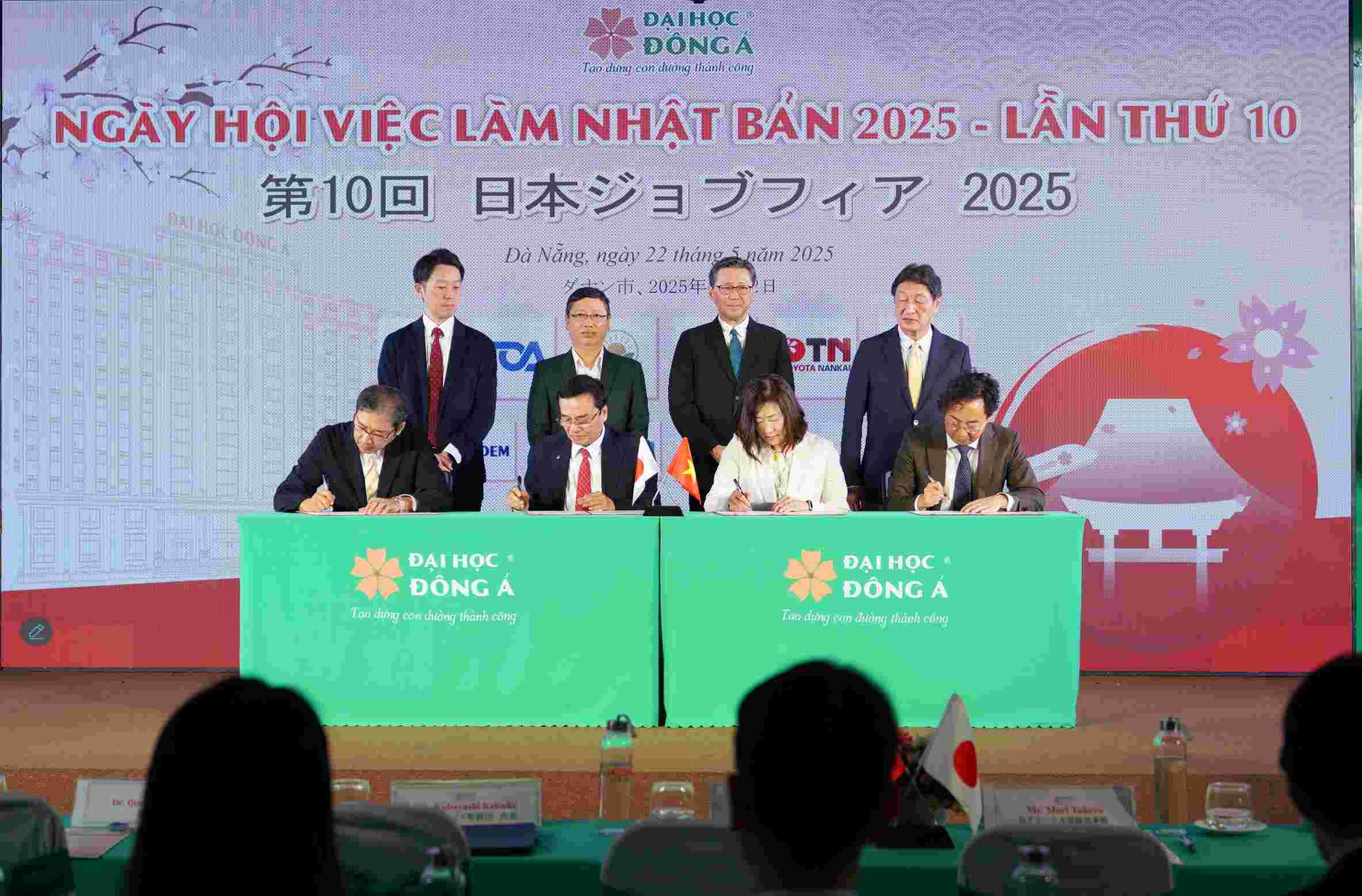 Dong una universidad organizo la decima feria de empleo de Japon con mas de 20 empresas japonesas participando. Foto: Phuong Chi