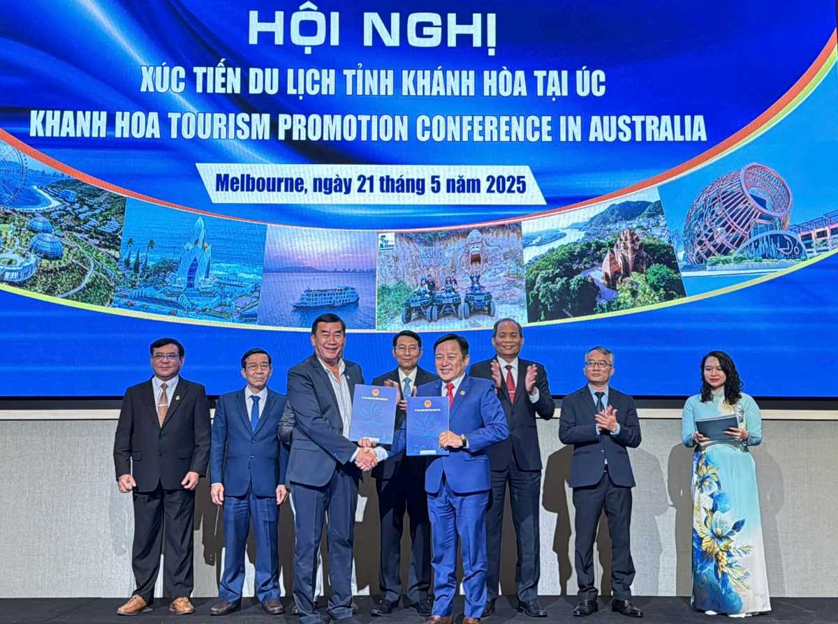 NHA Trang - Asociacion de turismo de Khanh Hoa y socios turisticos en Australia otorgaron un registro de acuerdos de cooperacion en el Programa de Promocion del Turismo 2025. Foto: Nguyen Phat