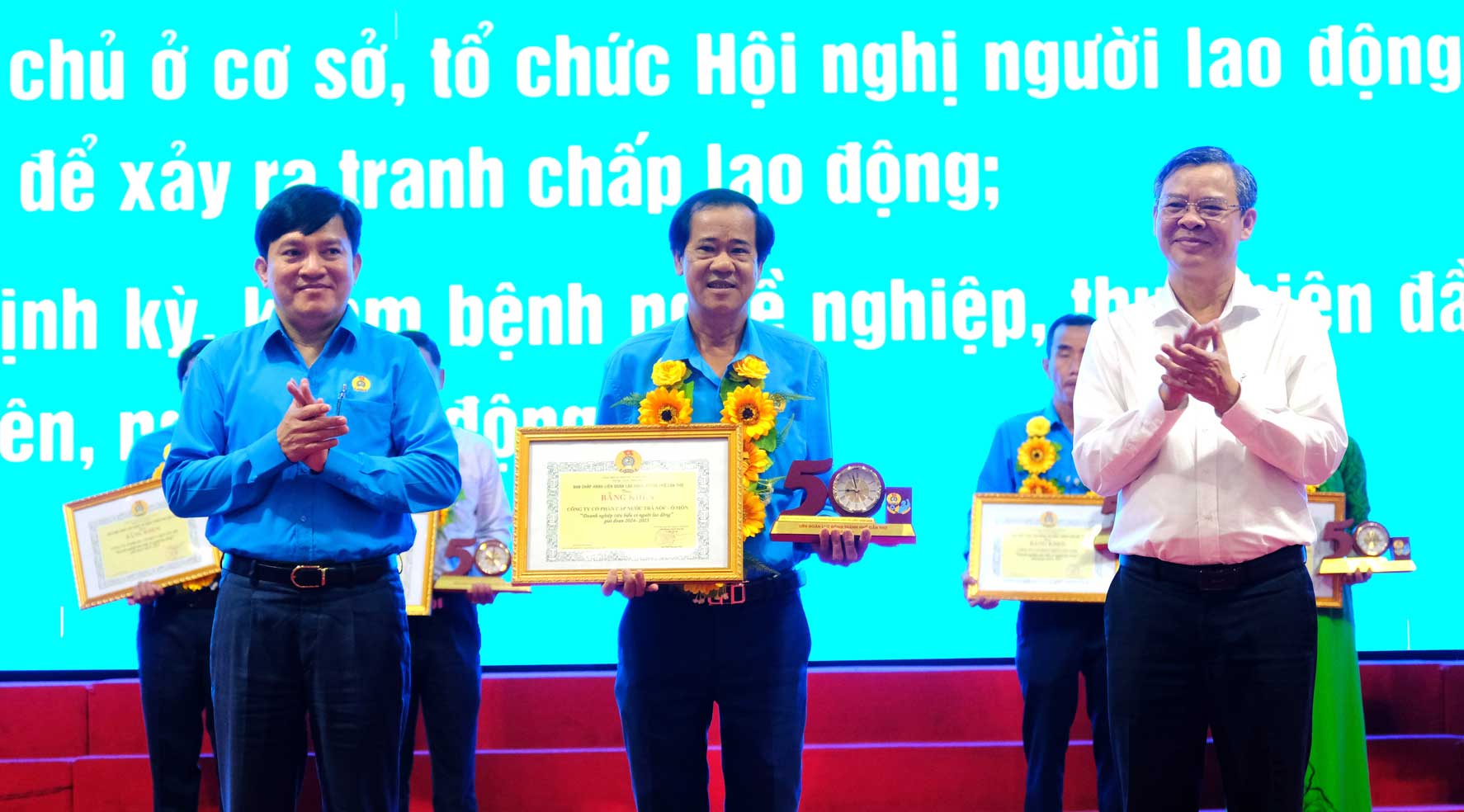 Ông Trương Cảnh Tuyên - Phó Bí thư Thành ủy, Chủ tịch UBND TP Cần Thơ (bên phải) và Phó Chủ tịch Tổng LĐLĐVN Nguyễn Xuân Hùng - trao Bằng khen cho doanh nghiệp tiêu biểu. Ảnh: Mỹ Ly
