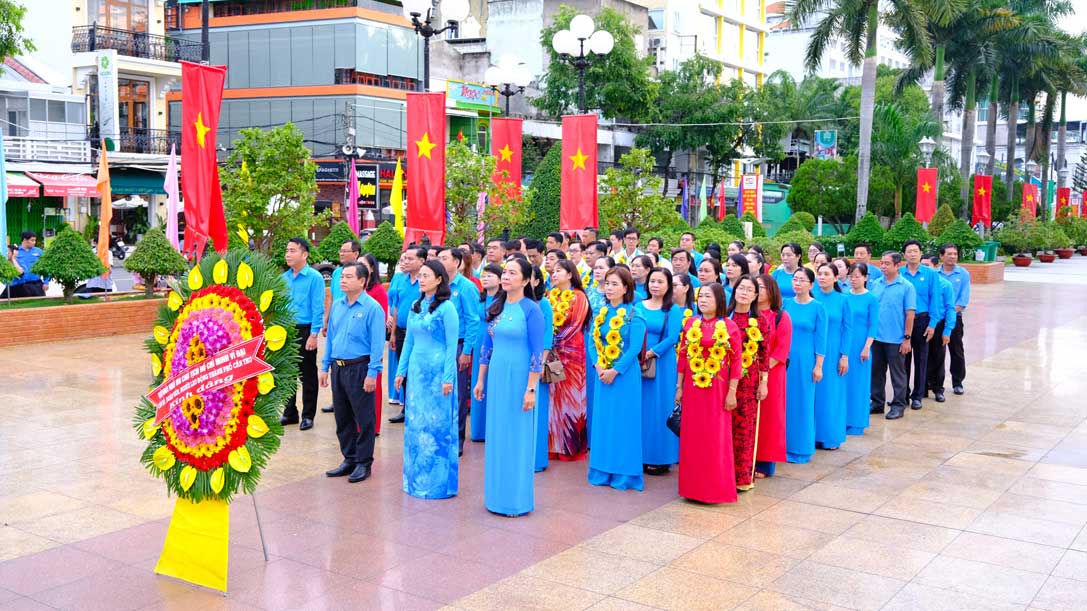 LĐLĐ TP Cần Thơ và cá nhân, tập thể được tuyên dương dân hương, dâng hoa tại. Ảnh: Mỹ Ly