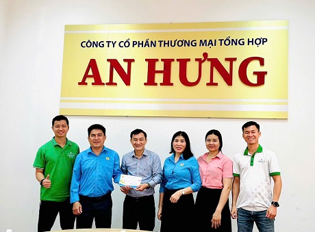 Union members and workers were presented with gifts by leaders of the Dak Lak Provincial Industry and Trade Union. Photo: Bao Trung