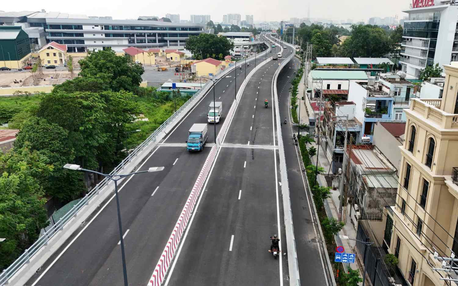 Cau vuot truoc ga T3 Tan Son Nhat. Anh: Minh Quan