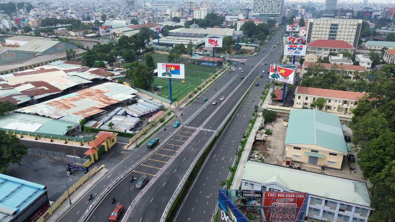 Duong noi Tran Quoc Hoan - Cong Hoa khang trang, rong rai nhung rat it xe co luu thong. Anh: Minh Quan