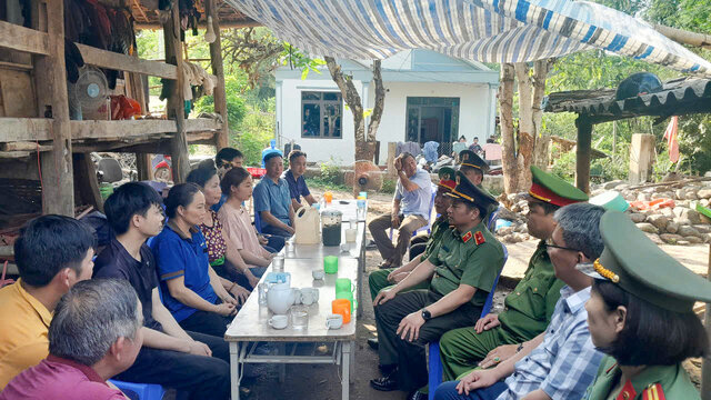 Đoàn công tác Công an tỉnh Sơn La thăm hỏi, động viên gia đình. Ảnh: Công an Sơn La.