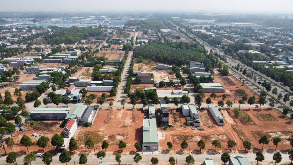 La Oficina del Notario en Binh Duong todavia solicita proporcionar un certificado de estado inmobiliario al notar el contrato de transferencia correcta de uso de la tierra. Foto: Dinh Trong