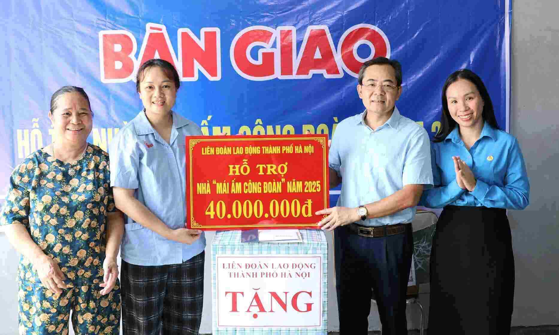 Vice President of the Hanoi City Labor Federation Nguyen Chinh Huu presented the Trade Union Shelter support to Ms. Duong Thi Xuyen. Photo: Manh Quan