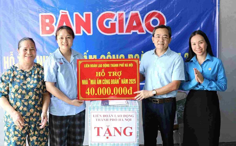 Vice President of the Hanoi City Labor Federation Nguyen Chinh Huu presented the Trade Union Shelter support to Ms. Duong Thi Xuyen. Photo: Manh Quan