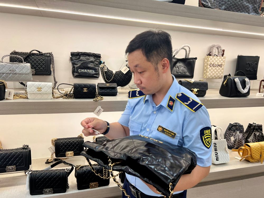 Tui Chanel 22 duoc ban tai Black Label shop co gia niem yet 8,6 trieu dong. Anh: Cuc Quan ly va Phat trien thi truong trong nuoc