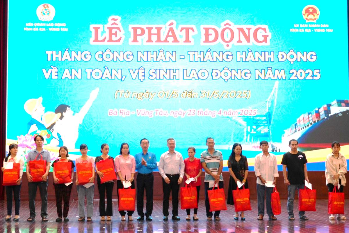 Los lideres de la provincia de Ba Ria - Vung Tau y la Federacion Laboral Provincial (Medio) otorgaron obsequios para apoyar a los miembros y trabajadores sindicales en el mes de los trabajadores. Foto: Thanh an