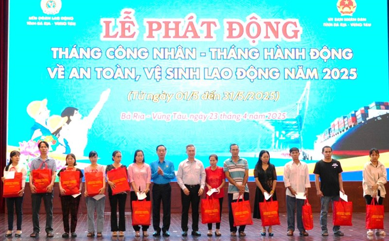 Leaders of Ba Ria - Vung Tau province and the Provincial Federation of Labor (middle) presented gifts to support union members and workers during Workers' Month. Photo: Thanh An