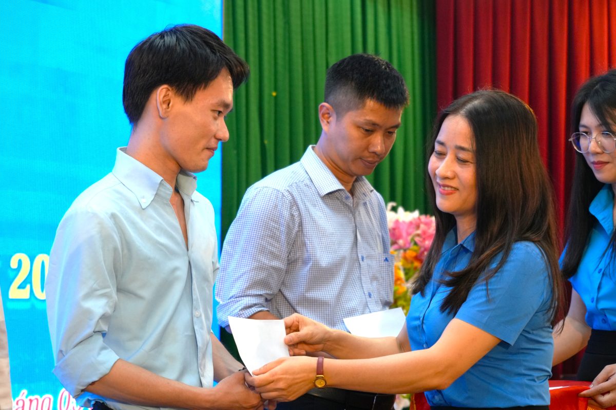 Bà Phạm Thu Hường - Phó Chủ tịch LĐLĐ tỉnh - trao quà trong chương trình “Cảm ơn người lao động“. Ảnh: Thành An
