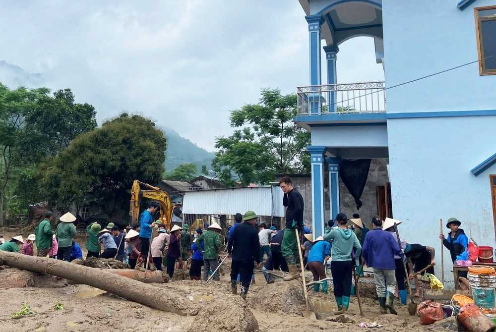 Luc luong chuc nang cung nguoi dan khac phuc hau qua sau mua lu. Anh: Dinh Van