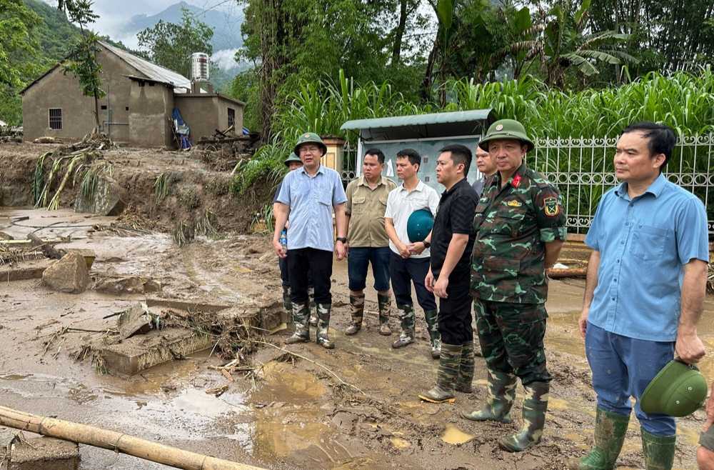Huyen Ba Be don toan luc khac phuc hau qua thien tai. Anh: Dinh Van