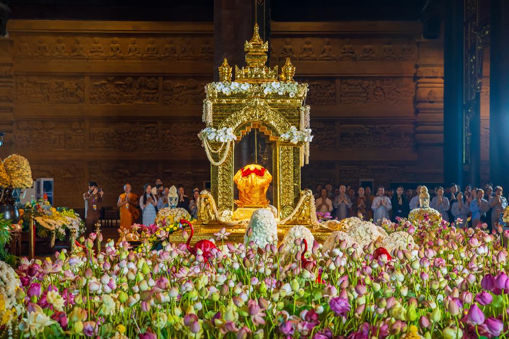 Xa loi Phat duoc cung ruoc tu chua Tam Chuc den chua Bai Dinh tu ngay 21.6. Anh: Hoang Duong
