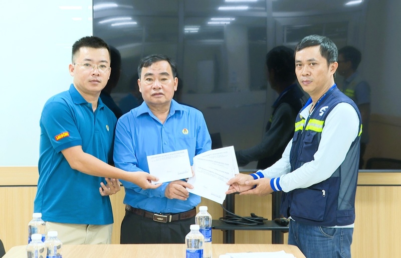 Lanh dao Cong doan Cong ty SGI Vina - dai dien cac cong nhan bi thuong tich sau vu no nha may, nhan tien ho tro tu dai dien Quy Tam long Vang Lao dong va LDLD tinh Quang Nam. Anh: Hoang Bin