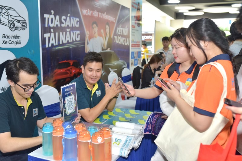 HUTECH students participate in recruitment at the festival. Photo: Duc Long