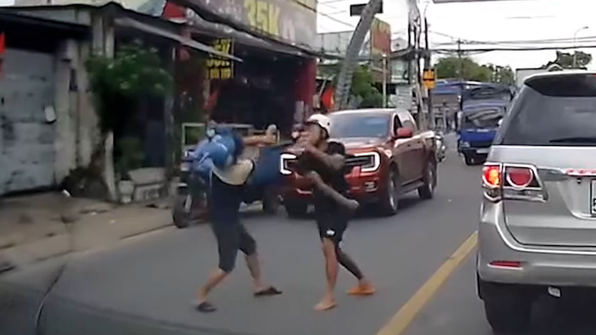 Công an TPHCM truy tìm các đối tượng đánh nhau giữa đường, gây náo loạn đường phố ở huyện Hóc Môn.