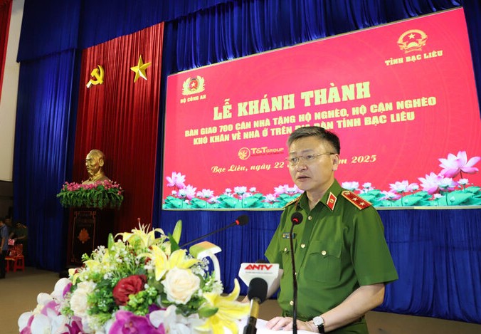 Trung tuong Nguyen Ngoc Lam, Thu truong Bo Cong an phat bieu tai buoi le khanh thanh 700 can nha tai tinh Bac Lieu. Anh: Nhat Ho