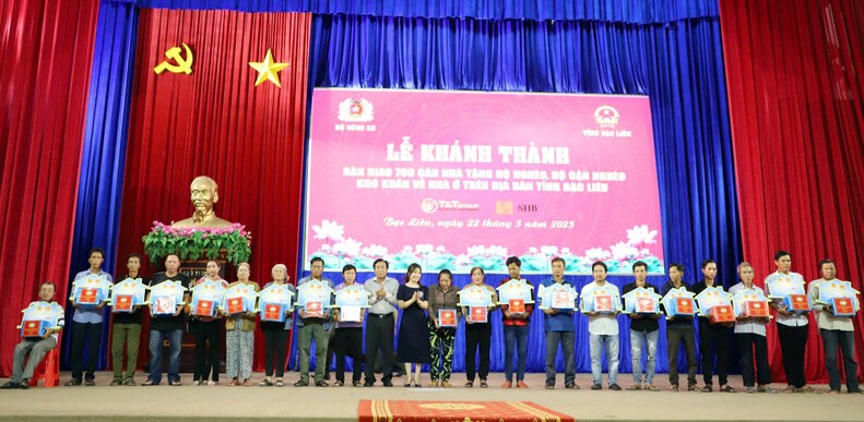 Lanh dao Bo Cong an cung lanh dao tinh Bac Lieu trao nha cho cac doi tuong duoc thu huong tu chuong trinh xoa nha tam, nha dot nat. Anh: Nhat Ho