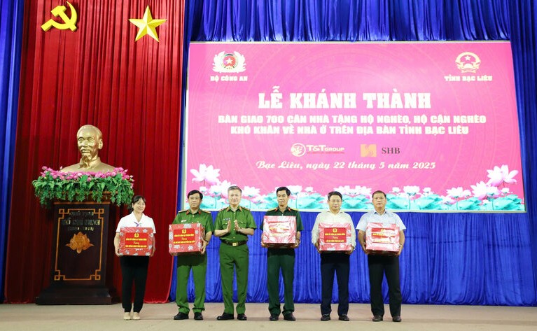 Bo Cong an tang qua cho cac don vi tai tinh Bac Lieu phoi hop tot trong qua trinh thuc hien chuong trinh. Anh: Nhat Ho