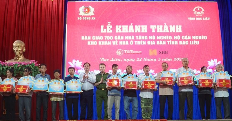 Nhung ho dan tai Bac Lieu thu huong tu chuong trinh nhan qua tu Bo Cong an. Anh: Nhat Ho