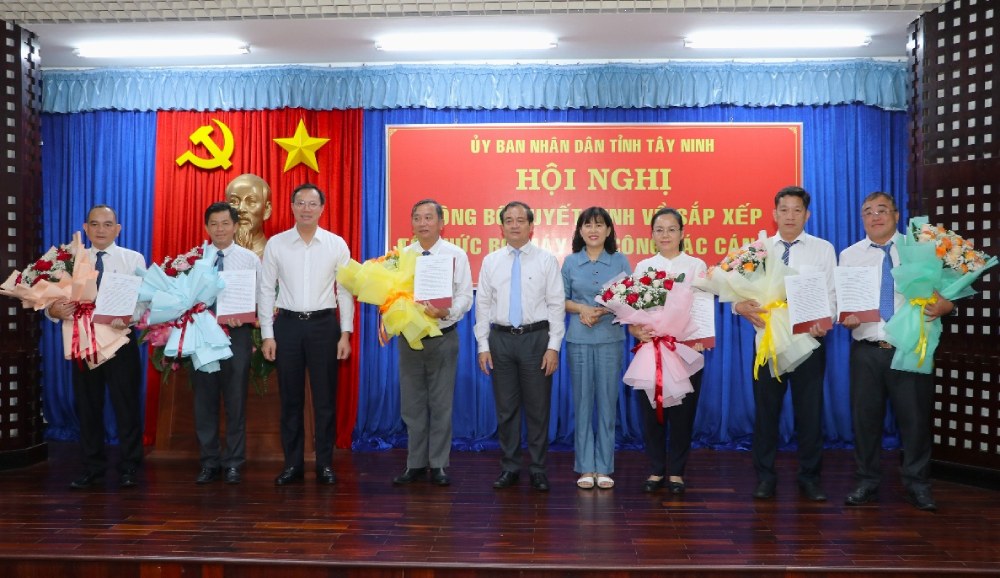 The leaders of Tay Ninh province presented the appointment decision and presented flowers to congratulate the Board of Directors of the Tay Ninh Provincial Investment and Construction Project Management Board after the reorganization. Photo: Tayninh.gov.vn