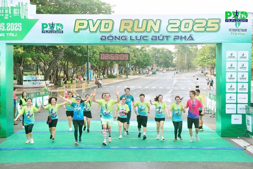 Oficiales, miembros del sindicato, empleados que participan en PVD Run 2025. Foto: Community College