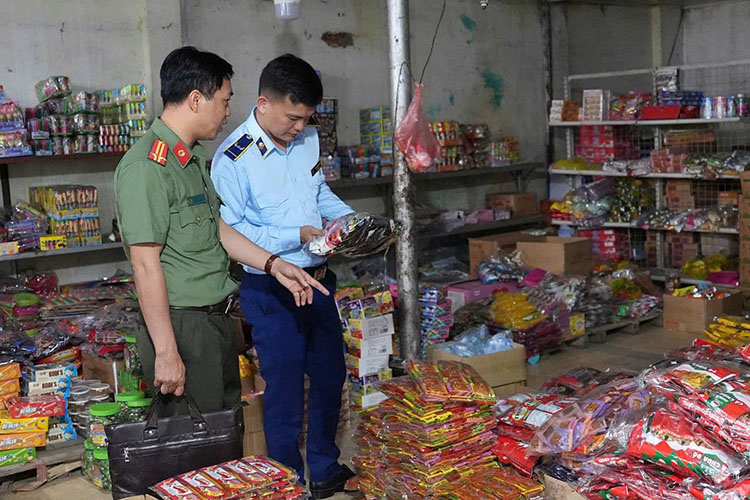 Del 22 de mayo al 15 de junio, Dien Bien implemento un plan maximo anti -ssmugging y falso. Foto: Dien Bien Departamento de Salud proporcionado