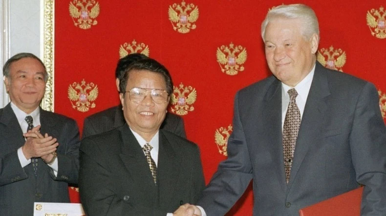 Chuyến thăm của Chủ tịch nước Trần Đức Lương tới Liên bang Nga tháng 8/1998 đã tạo bước đột phá mới trong quan hệ hợp tác nhiều mặt giữa hai nước. Lần đầu tiên, Tổng thống Nga Boris Yeltsin khẳng định Nga coi Việt Nam là đối tác chiến lược ở Đông Nam Á. (Ảnh: Tư liệu TTXVN phát)  