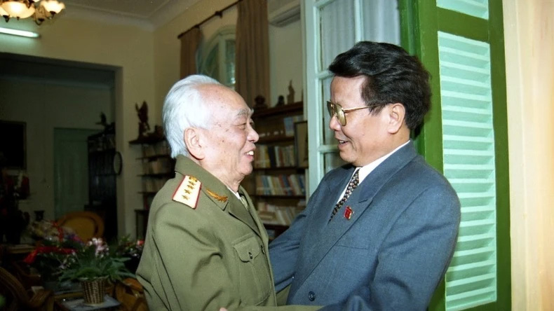 Nhân kỷ niệm 55 năm Ngày thành lập QĐNDVN, Chủ tịch nước Trần Đức Lương đến thăm Đại tướng Võ Nguyên Giáp, nguyên Ủy viên Bộ Chính trị, nguyên Bộ trưởng Bộ Quốc phòng (1999). (Ảnh: Trọng Nghiệp/TTXVN)  