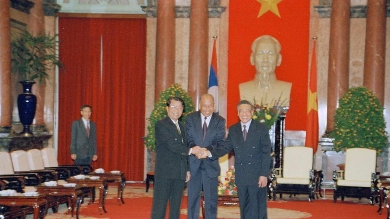 Tổng Bí thư Lê Khả Phiêu, Chủ tịch nước Trần Đức Lương và đồng chí Khamtai Siphandon, Chủ tịch Đảng Nhân dân Cách mạng Lào, Chủ tịch nước Lào tại Phủ Chủ tịch, ngày 4/1/1999. (Ảnh: Nguyễn Khang/TTXVN)  