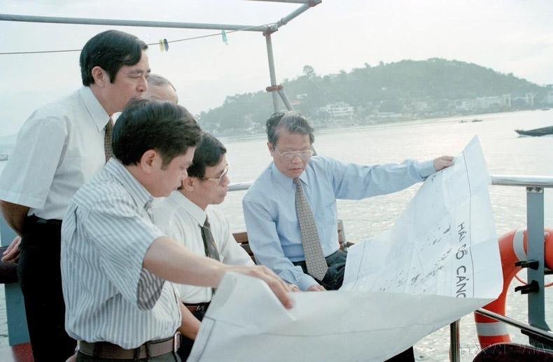 Chủ tịch nước Trần Đức Lương kiểm tra quy hoạch Vịnh Hạ Long, nhằm đảm bảo phát triển kinh tế và bảo vệ cảnh quan môi trường (15.10.1997). (Ảnh: Trọng Nghiệp/TTXVN)  