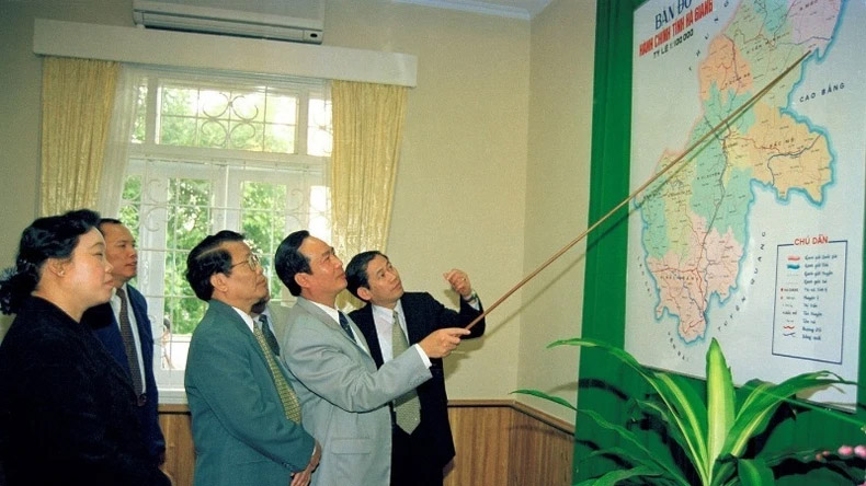 Chủ tịch nước Trần Đức Lương làm việc với cán bộ chủ chốt Tỉnh ủy, UBND tỉnh Hà Giang (1999). (Ảnh: TTXVN)  