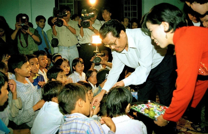 Chủ tịch nước Trần Đức Lương vui tết Trung thu và tặng quà cho các cháu có hoàn cảnh khó khăn, mồ côi được nuôi dậy tại các cơ sở mái ấm tình thương ở các quận, huyện của thành phố Hà Nội (5.10.1998). (Ảnh: Trọng Nghiệp/TTXVN)