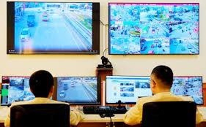 The police check the fine. Photo: Ha Nam Police