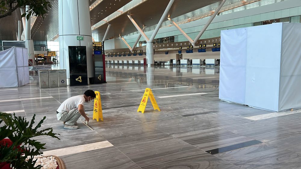 Mot so khu vuc trong Nha ga T3 duoc rao chan lai de cac cong nhan thi cong tret ron, sua chua cac vi tri bong troc. Ảnh: Anh Tu