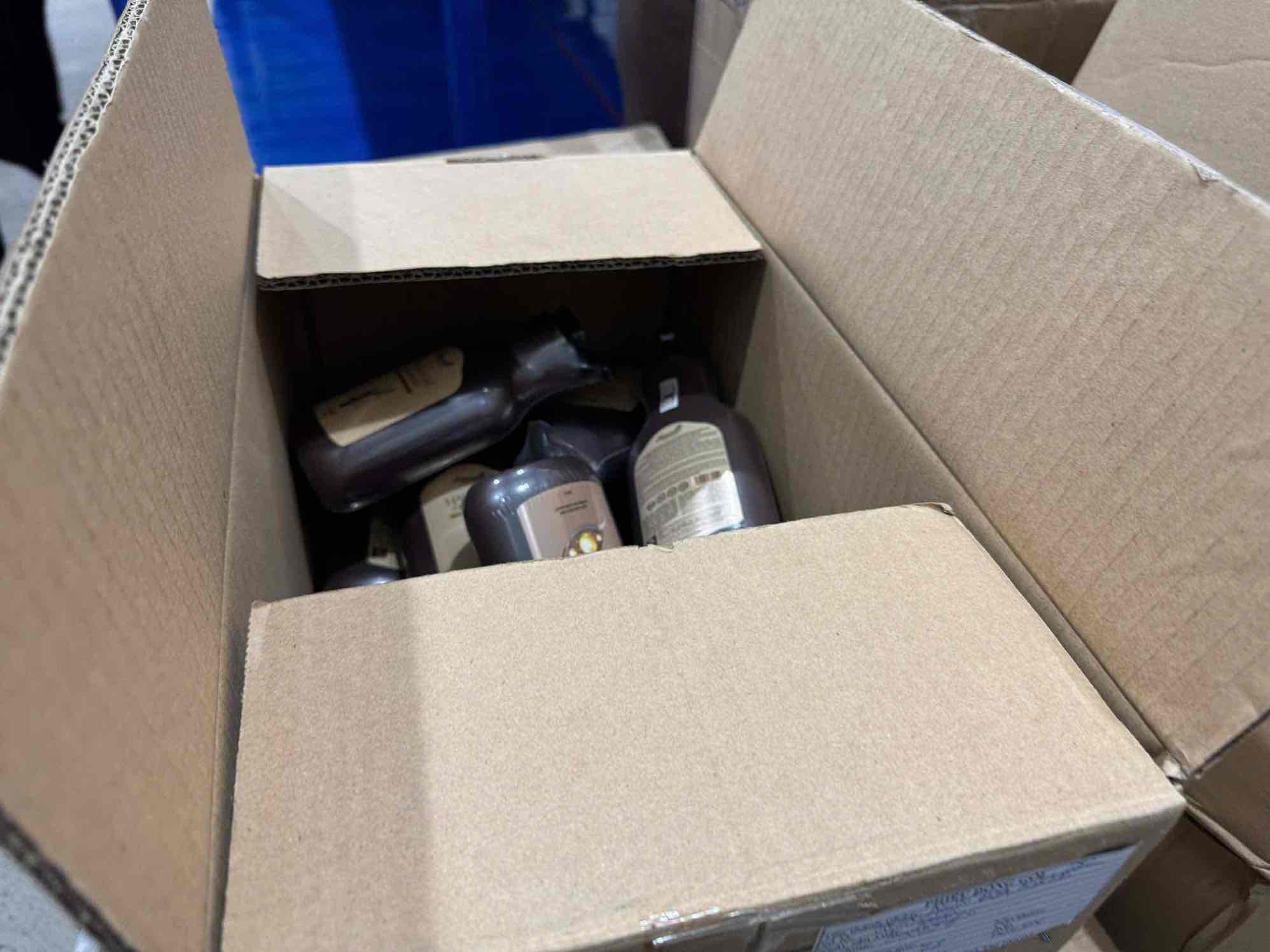 El producto de champu retirado se ha empacado en el almacen de la empresa. Foto: HAC